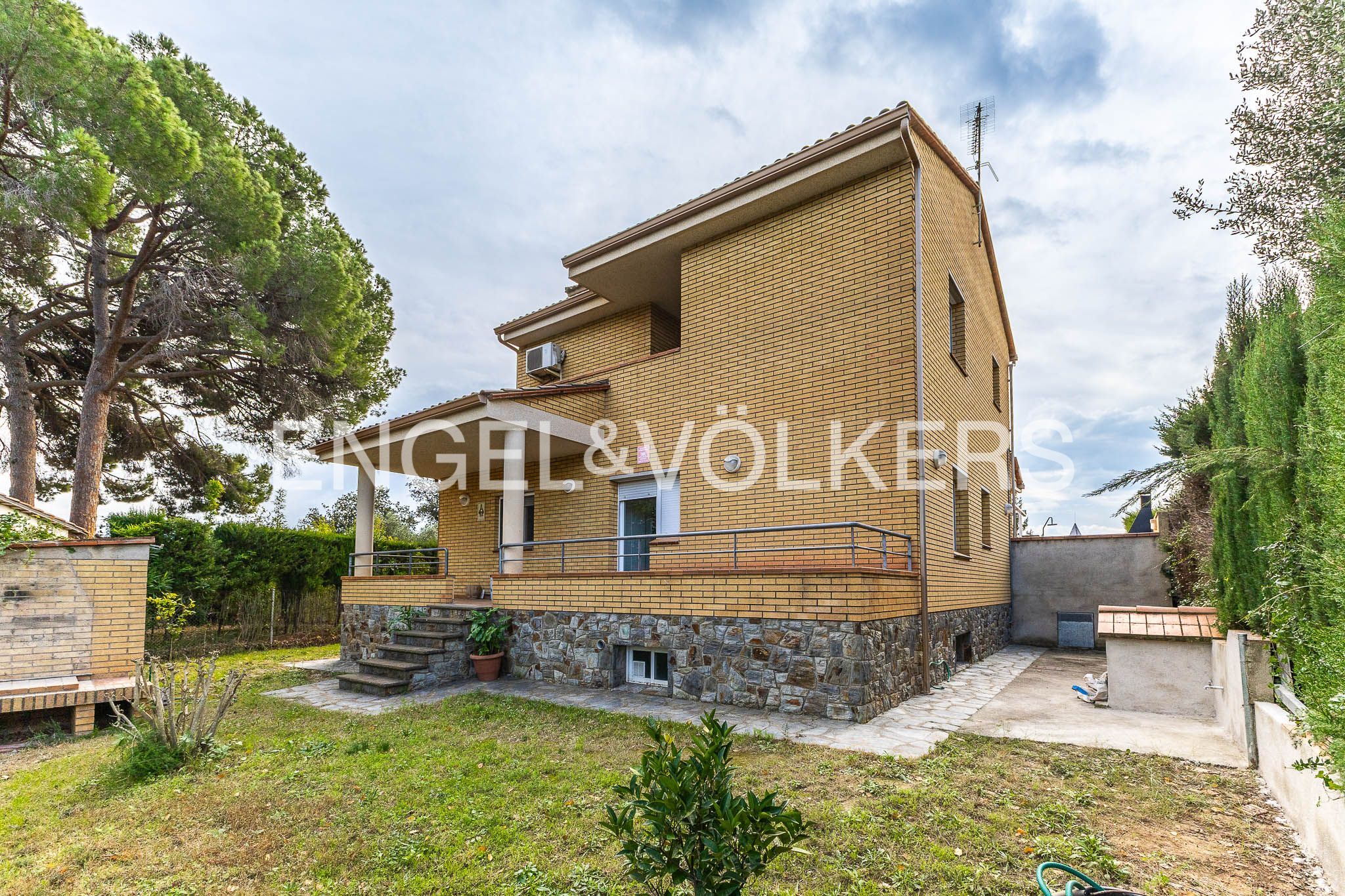 Exterior view of House or chalet for sale in Castellar del Vallès  with Air Conditioner, Heating and Private garden