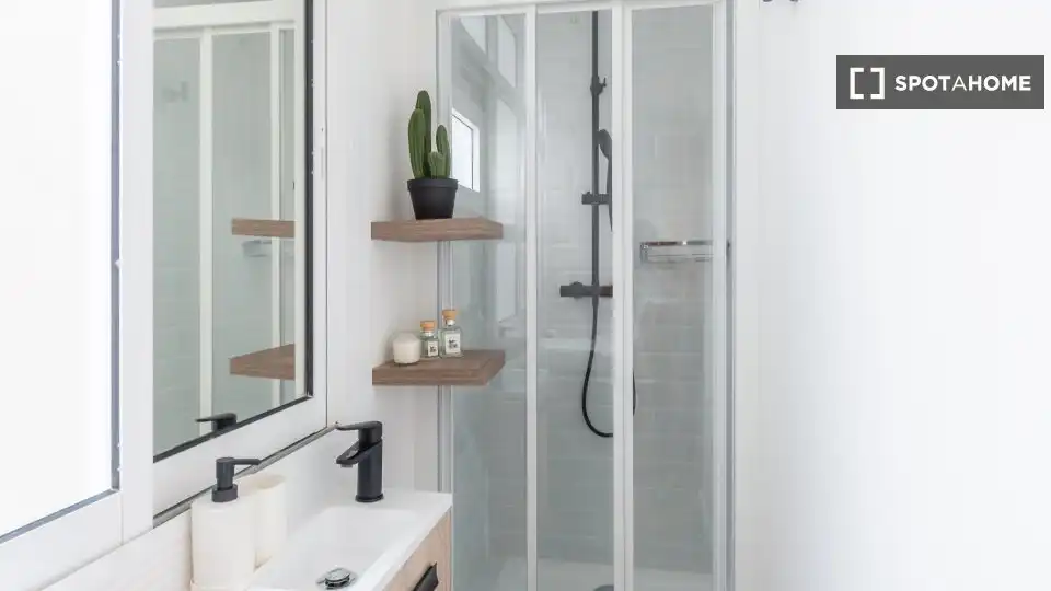 Bany de Apartament per a compartir en L'Hospitalet de Llobregat amb Aire condicionat, Terrassa i Moblat