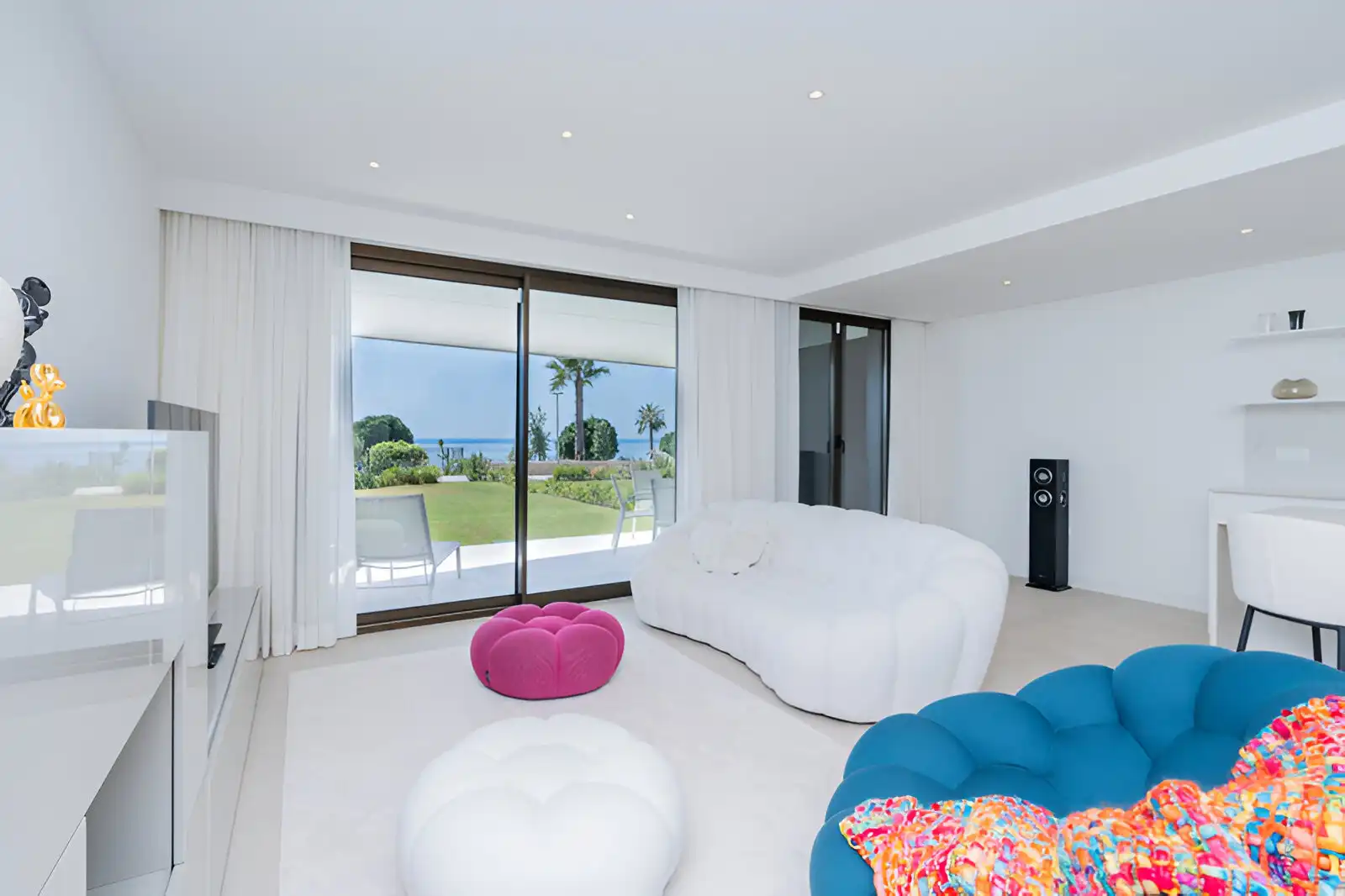 Wohnzimmer von Erdgeschoss zum Verkauf in Casares mit Klimaanlage, Privatgarten und Terrasse