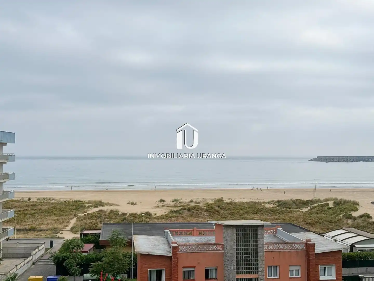 Außenansicht von Wohnung zum Verkauf in Laredo mit Heizung, Terrasse und Abstellraum
