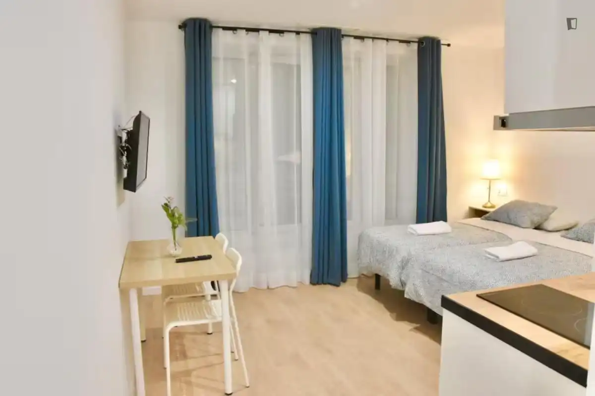 Dormitori de Estudi de lloguer en Madrid amb Aire condicionat, Calefacció i Moblat
