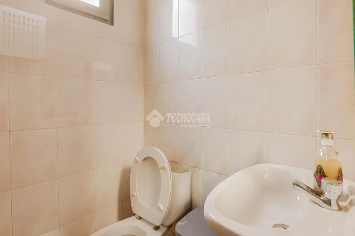 Bany de Local en venda en Ripollet amb Aire condicionat i Terrassa