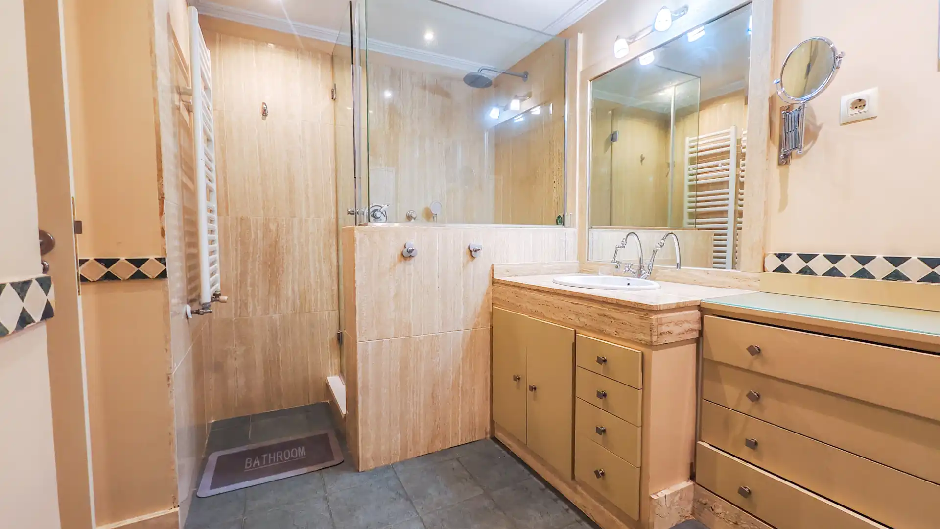 Baño de Piso en venta en Madrid con Aire acondicionado, Calefacción y Jardín privado