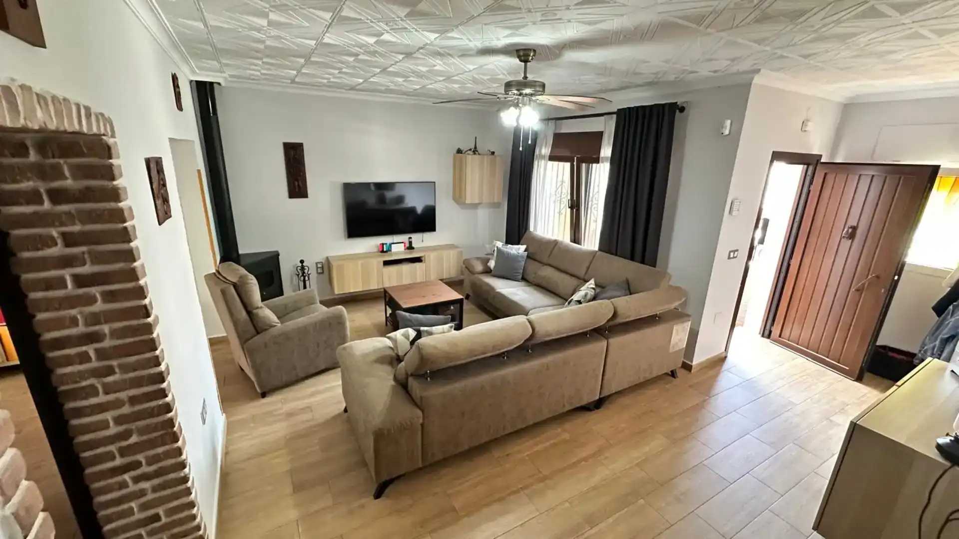 Sala d'estar de Casa o xalet en venda en La Línea de la Concepción amb Aire condicionat, Jardí privat i Traster