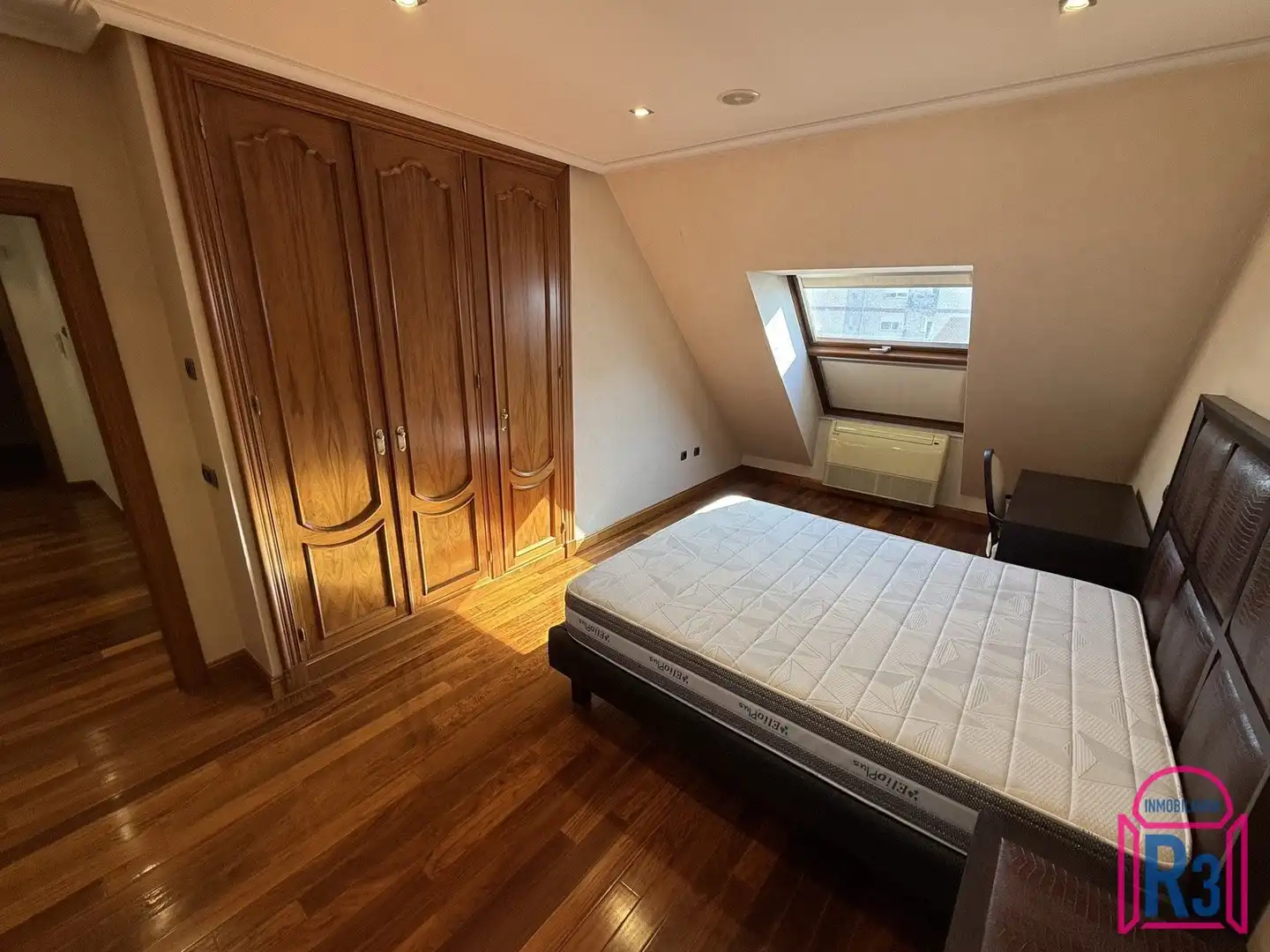 Dormitori de Dúplex de lloguer en León Capital  amb Aire condicionat, Calefacció i Terrassa