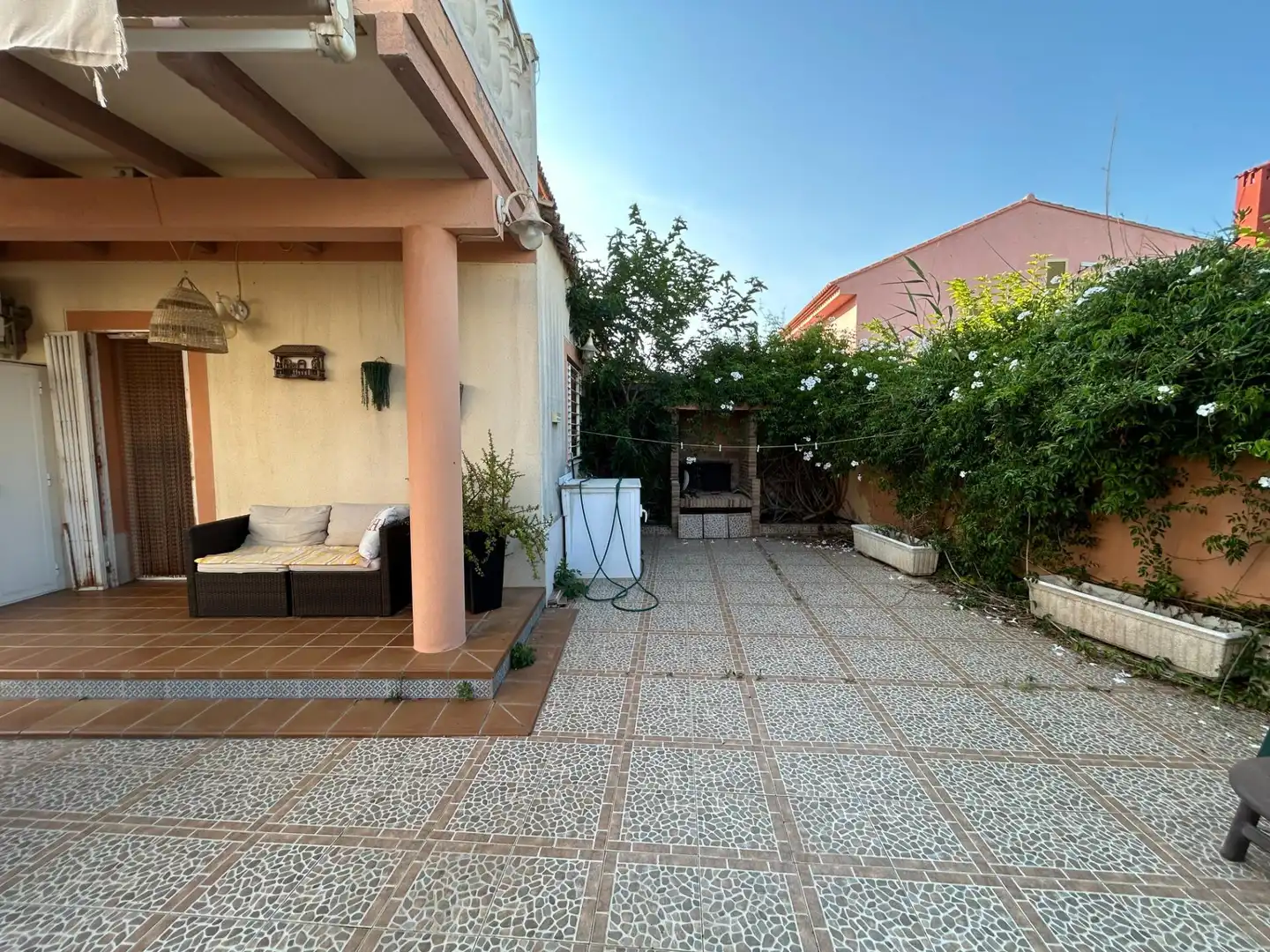 Terrasse von Einfamilien-Reihenhaus zum Verkauf in Cullera mit Klimaanlage, Privatgarten und Terrasse