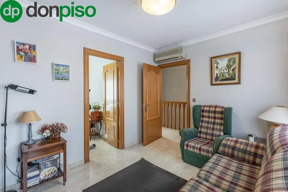Casa adosada en venta en Granada con Calefacción, Jardín privado y Terraza