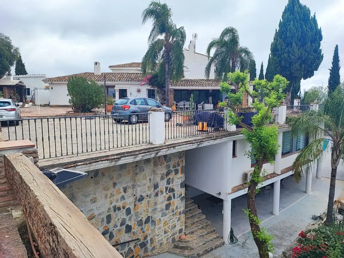 Vista exterior de Casa adosada en venda en Marbella amb Aire condicionat, Terrassa i Traster