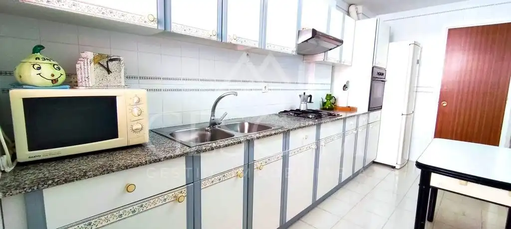 Cuina de Pis en venda en Sant Joan Despí amb Jardí privat, Terrassa i Balcó