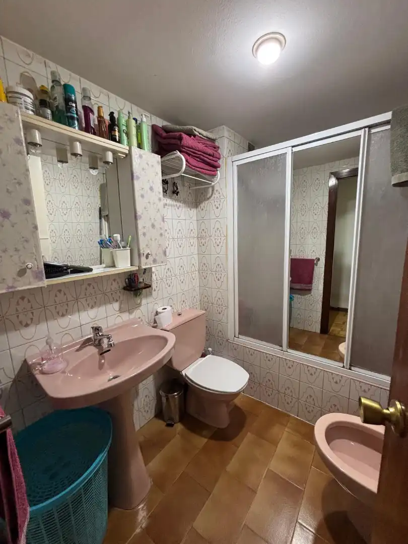 Bany de Pis en venda en Oviedo  amb Calefacció, Parquet i Forn