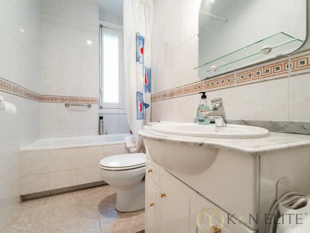 Bathroom of Flat for sale in Madrid  with Air Conditioner, Heating and Balcony