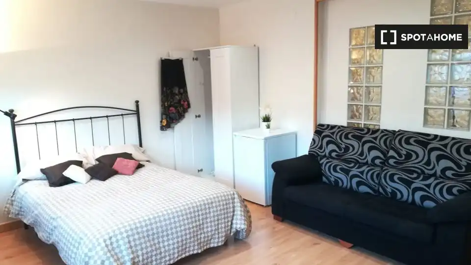 Habitación de Piso de alquiler en Zaragoza con Aire acondicionado, Calefacción y Amueblado