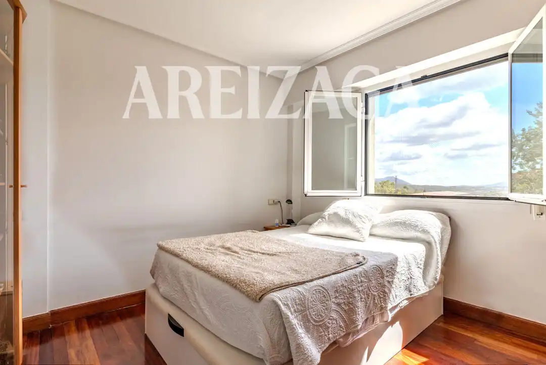 Dormitori de Casa adosada en venda en Donostia - San Sebastián  amb Calefacció, Terrassa i Traster