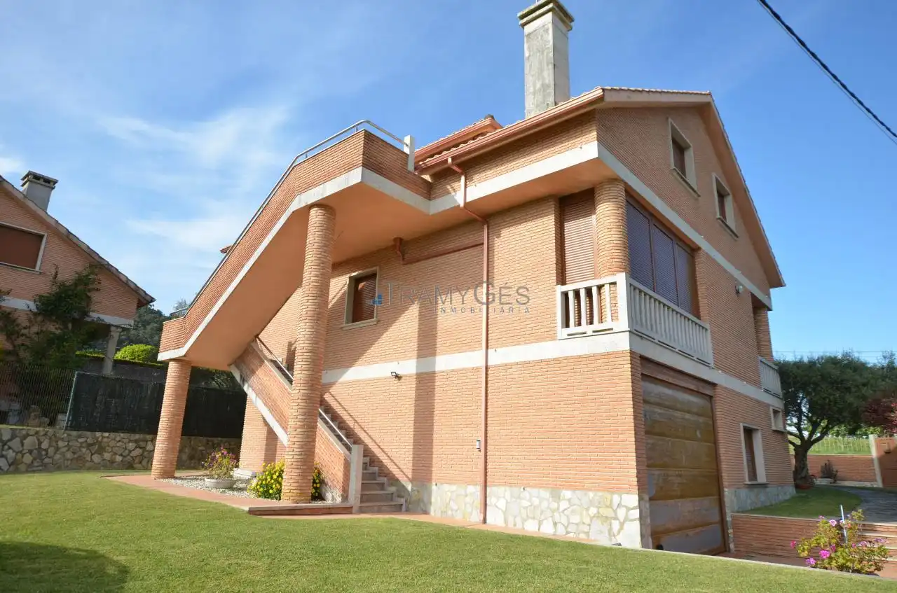 Vista exterior de Casa o xalet en venda en A Guarda   amb Calefacció, Jardí privat i Parquet
