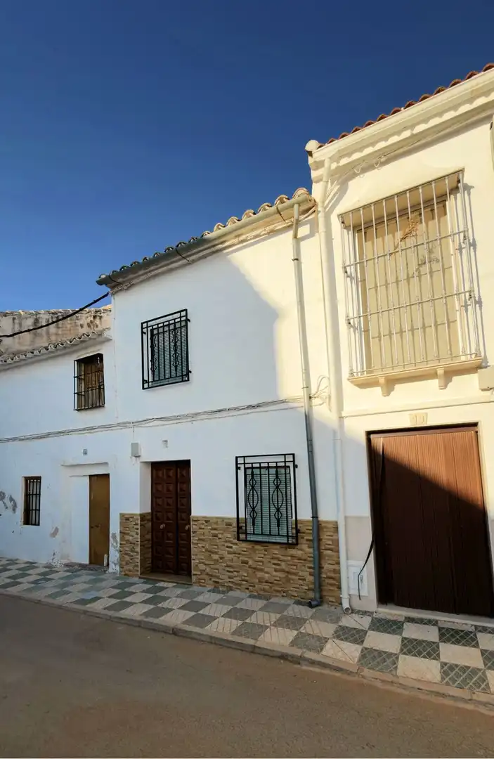 Vista exterior de Casa adosada en venda en Badolatosa, Sevilla