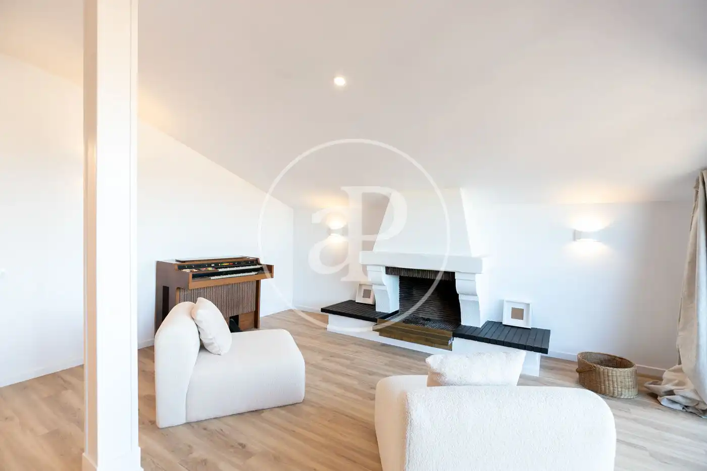 Sala d'estar de Casa o xalet en venda en Esplugues de Llobregat amb Calefacció, Jardí privat i Terrassa