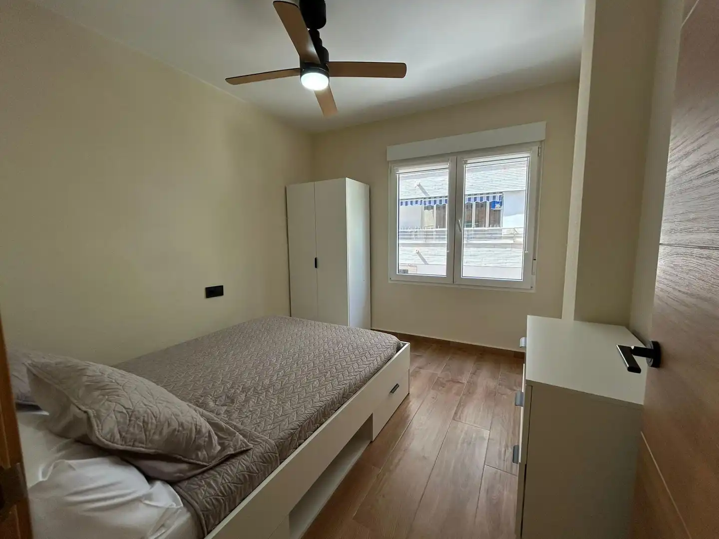 Habitación de Apartamento en venta en Torrevieja con Aire acondicionado, Amueblado y Balcón