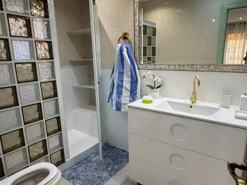 Baño de Piso de alquiler en Marbella con Aire acondicionado, Jardín privado y Piscina