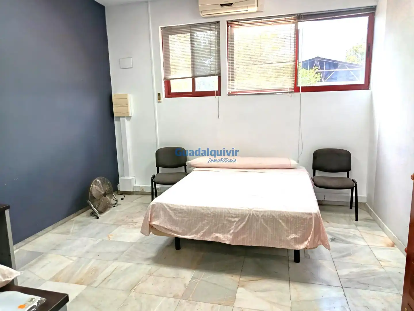 Schlafzimmer von Fabrikhallen zum Verkauf in Sevilla