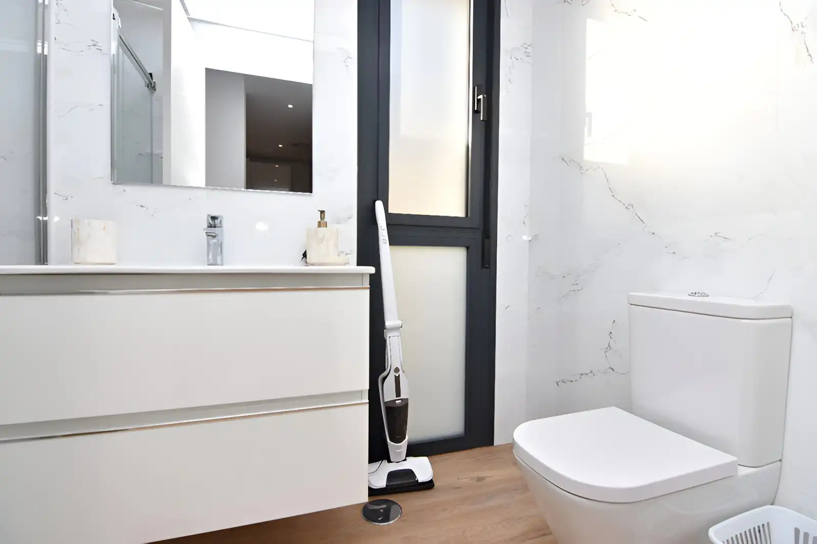 Bathroom of Ground floor for sale in Torremolinos  with Air Conditioner, Terrace and Swimming Pool
