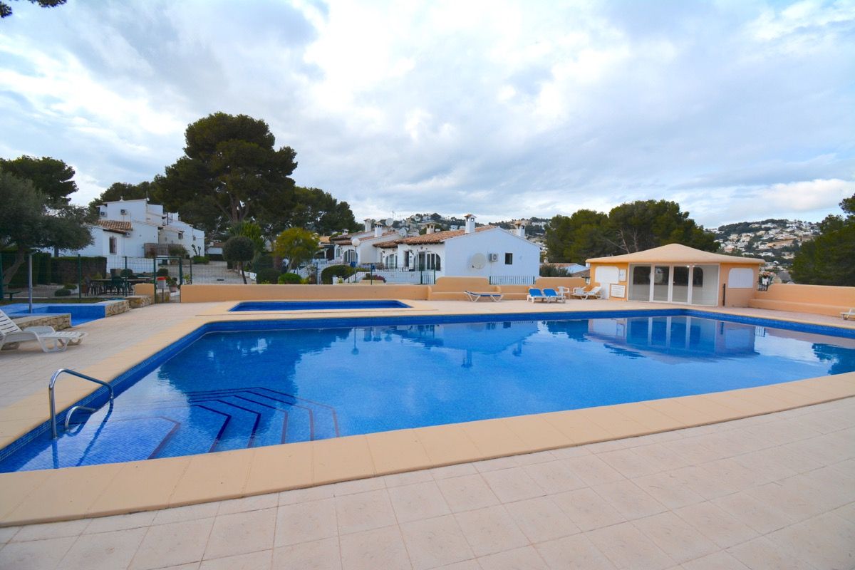 Piscina de Casa adosada en venda en Moraira amb Aire condicionat i Piscina comunitària