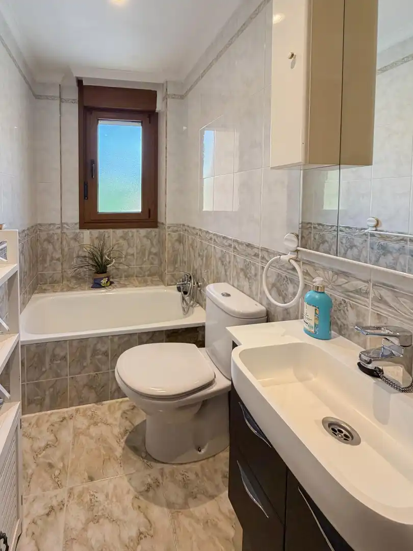 Baño de Piso en venta en Mieres (Asturias) con Calefacción, Parquet y Amueblado