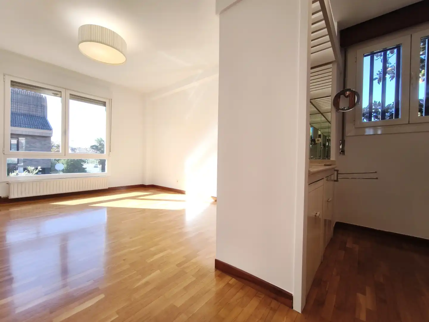 Sala d'estar de Casa o xalet en venda en  Logroño amb Calefacció, Parquet i Terrassa