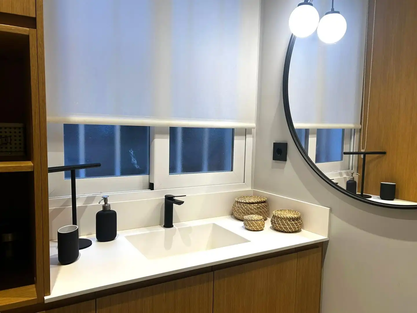 Bany de Apartament de lloguer en Madrid amb Aire condicionat, Calefacció i Moblat