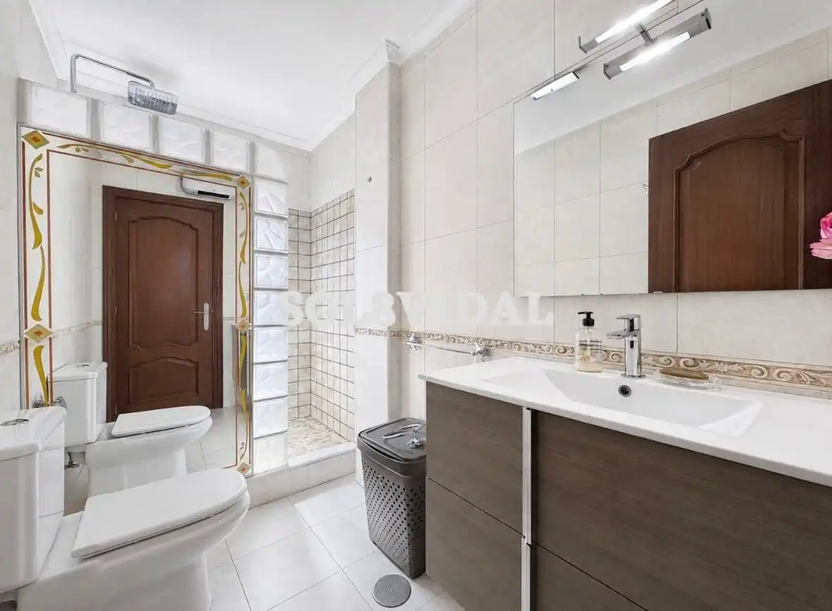 Baño de Piso de alquiler en Orihuela con Aire acondicionado, Calefacción y Amueblado
