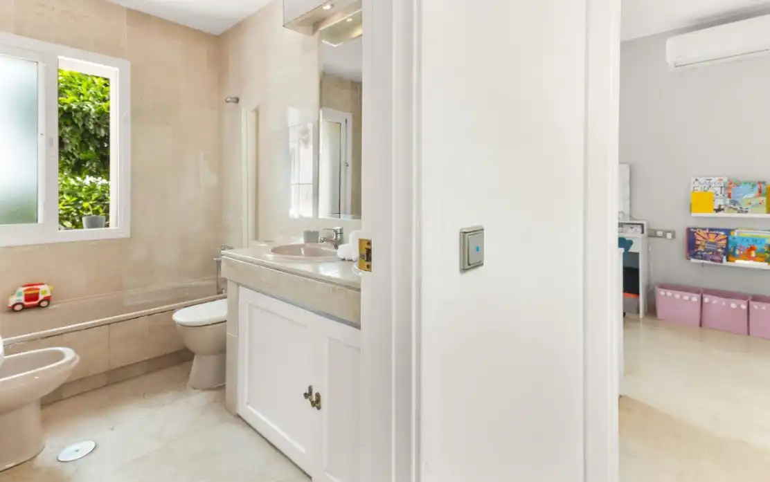Bathroom of Houses for sale in Estepona Pueblo