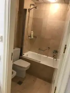 Bany de Apartament de lloguer en Sevilla amb Aire condicionat, Moblat i Forn