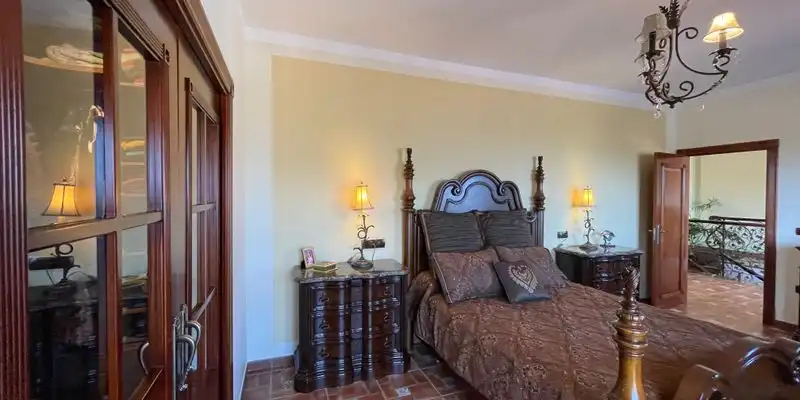 Dormitori de Casa o xalet en venda en Loja amb Aire condicionat, Jardí privat i Terrassa
