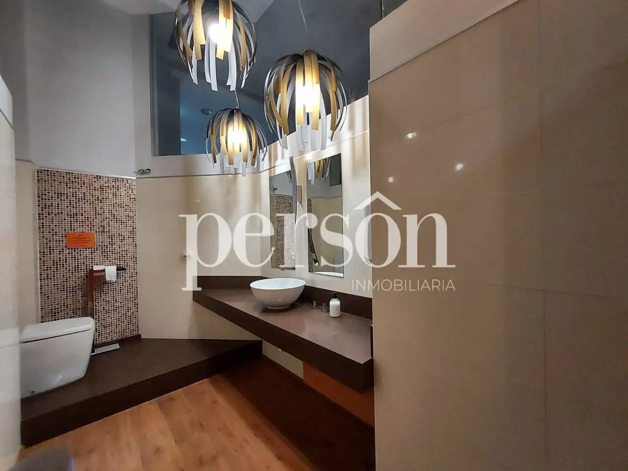 Baño de Oficina de alquiler en Valencia con Aire acondicionado, Calefacción y Alarma