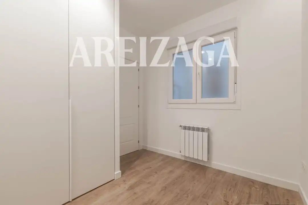 Habitación de Piso en venta en Donostia - San Sebastián  con Calefacción y Balcón