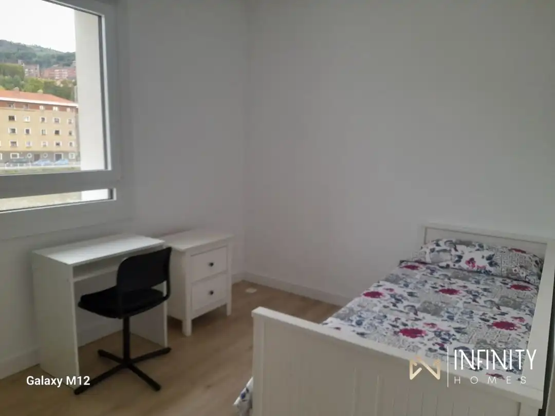 Bedroom of Flat for rent in Bilbao   with Heating and Balcony
