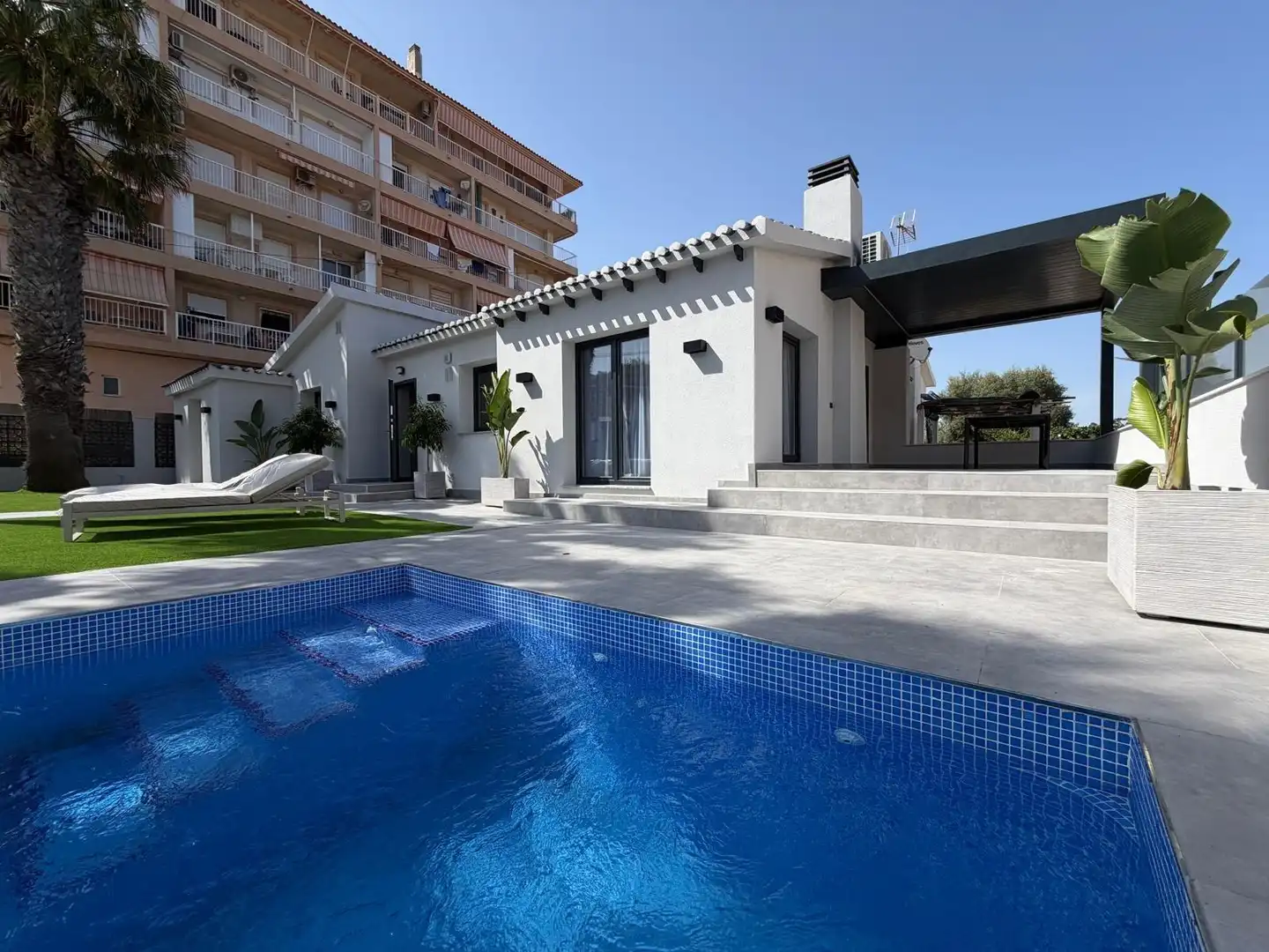 Swimming pool of Houses for sale in Torrevieja  with Air Conditioner, Heating and Private garden