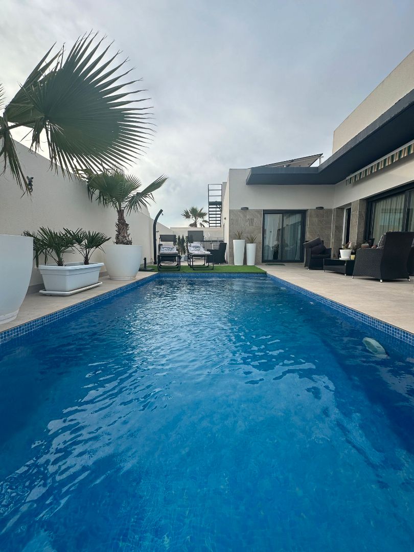 Piscina de Casa o xalet en venda en Daya Nueva amb Aire condicionat, Calefacció i Jardí privat