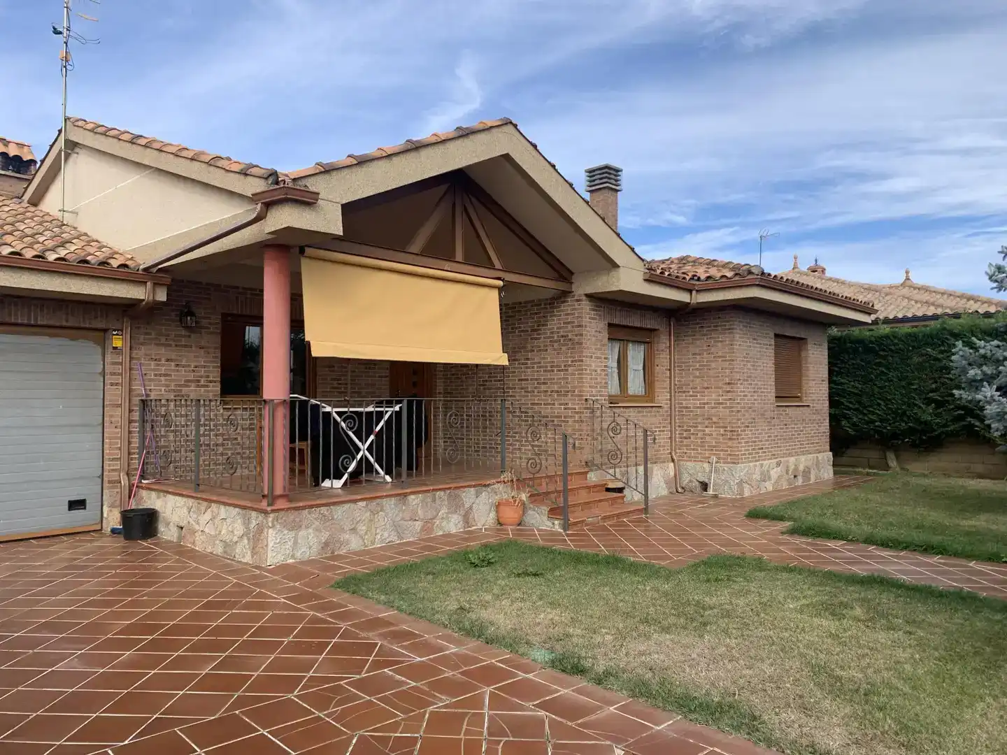 Vista exterior de Casa o xalet en venda en Villadangos del Páramo amb Balcó