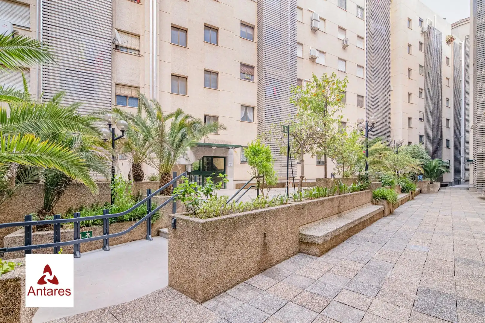 Vista exterior de Piso en venta en Granada con Calefacción y Amueblado