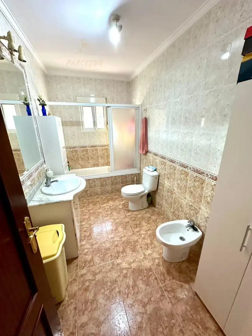 Bany de Casa o xalet en venda en Córdoba amb Aire condicionat, Calefacció i Jardí privat