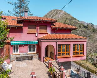 Vista exterior de Casa o xalet en venda en Parres amb Calefacció, Jardí privat i Terrassa