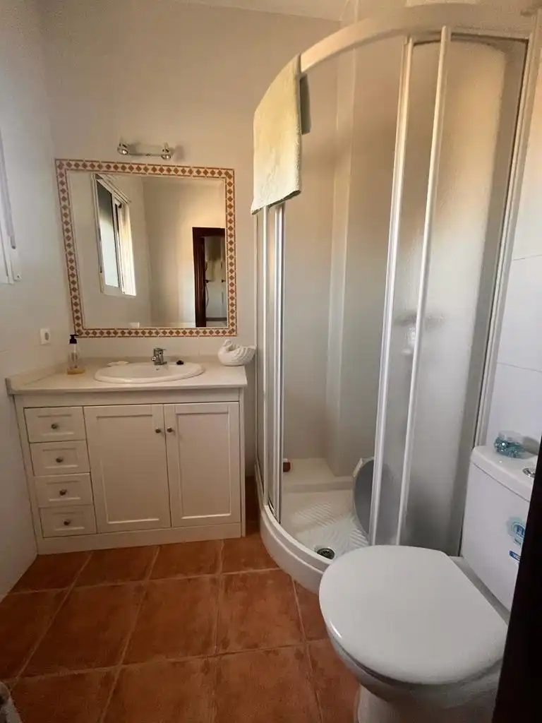 Bany de Casa o xalet en venda en Córdoba amb Aire condicionat, Jardí privat i Terrassa