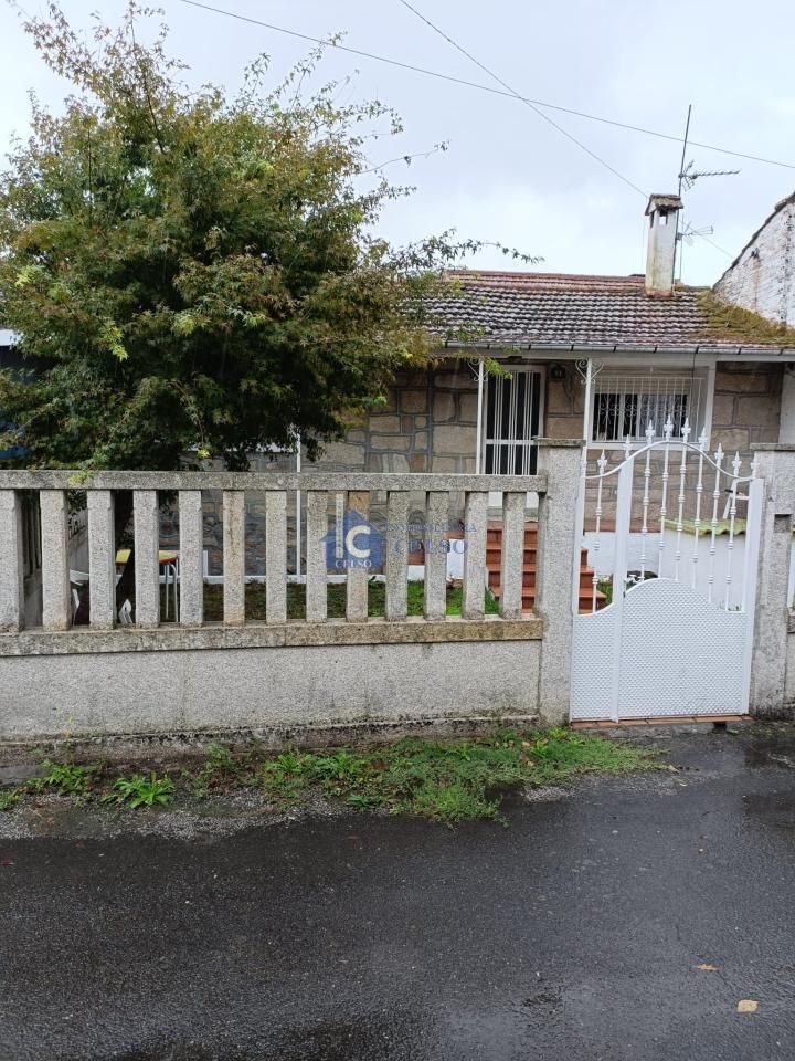Vista exterior de Casa o xalet de lloguer en Ourense Capital  amb Calefacció, Jardí privat i Moblat