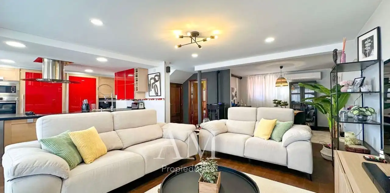 Sala d'estar de Casa o xalet en venda en Nigrán amb Calefacció, Jardí privat i Terrassa