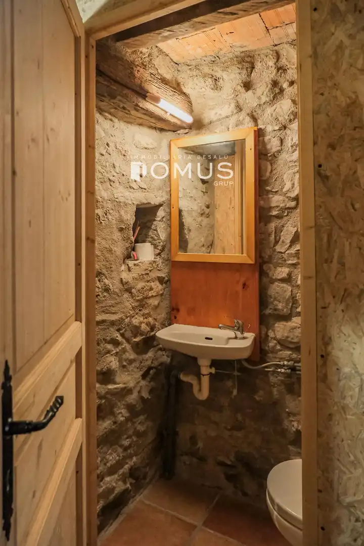 Baño de Finca rústica en venta en Santa Pau con Calefacción, Parquet y Piscina