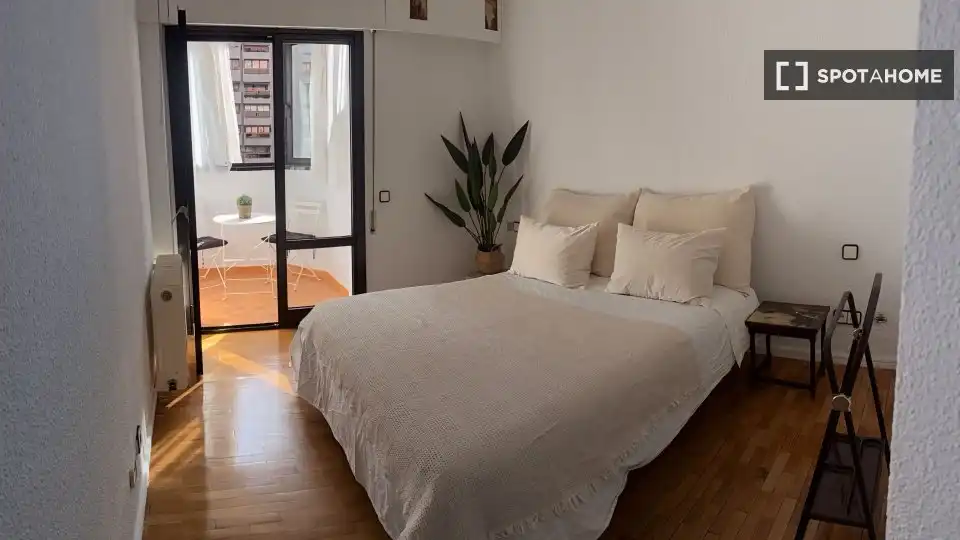 Bedroom of Flat for rent in Madrid  with Air Conditioner, Heating and Furnished