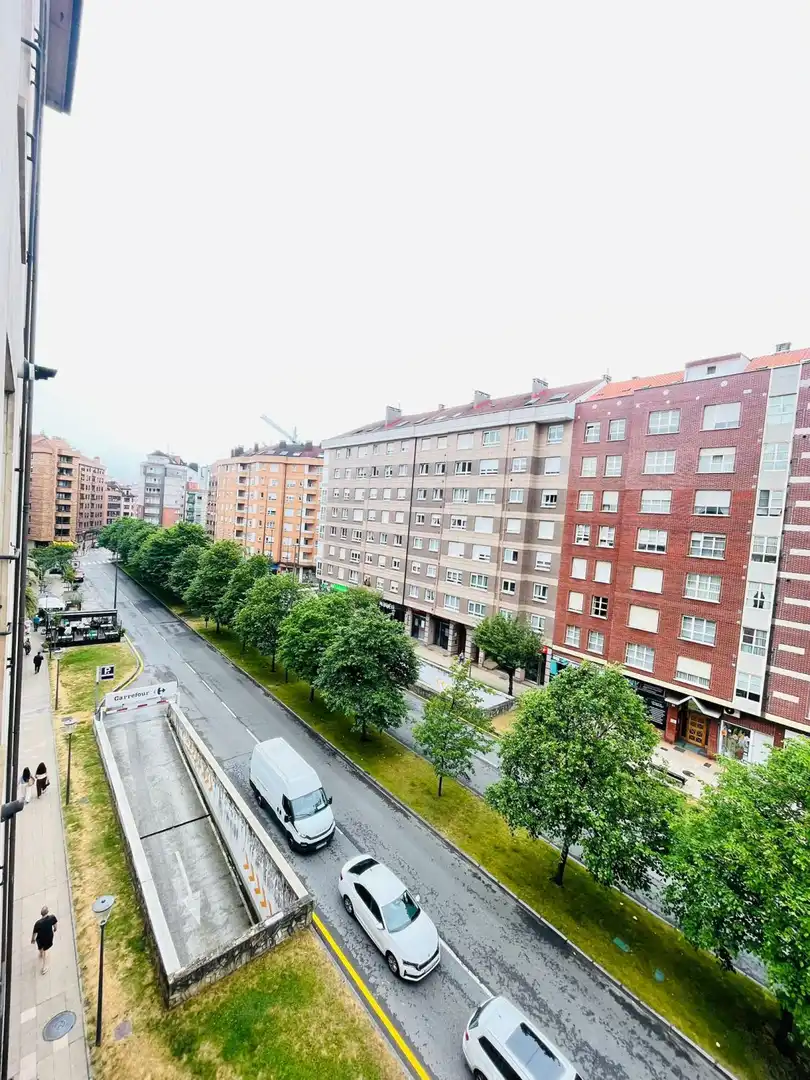 Außenansicht von Wohnungen zum Verkauf in Gijón  mit Heizung und Parkett