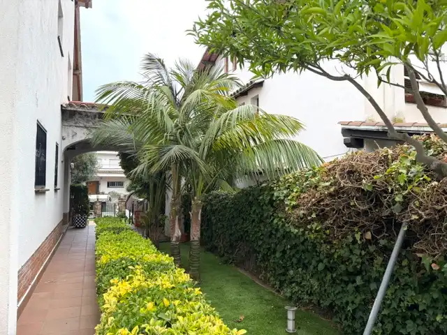 Außenansicht von Einfamilien-Reihenhaus zum Verkauf in Vilassar de Dalt mit Klimaanlage, Heizung und Privatgarten