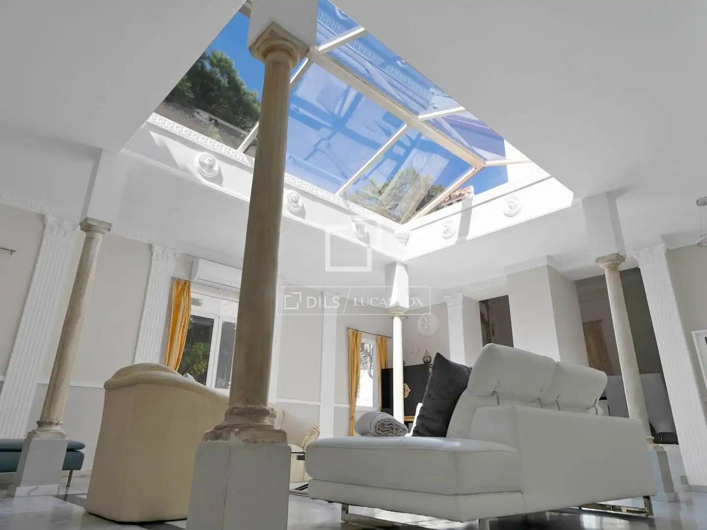 Sala de estar de Casa o chalet en venta en Marbella con Aire acondicionado, Calefacción y Jardín privado