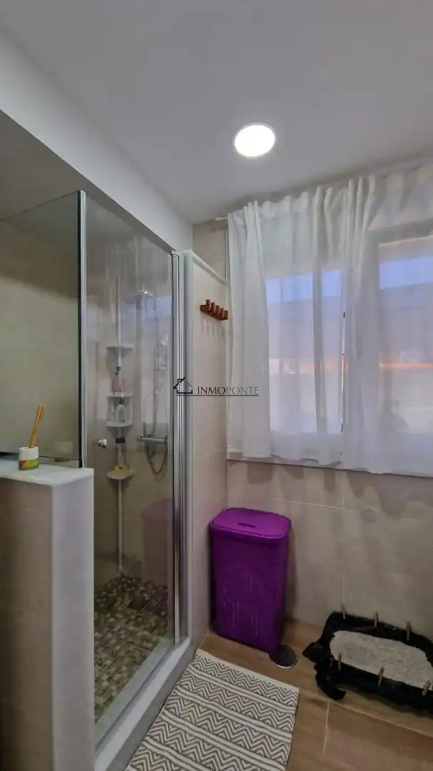 Bany de Casa o xalet en venda en Pontevedra Capital  amb Jardí privat